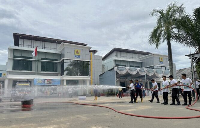 Dalam Rangka Bulan K3 Nasional, PLN Bersama Polres dan Dinas Damkarmat Lampung Utara Gelar Sosialisasi Keamanan serta Simulasi Tanggap Darurat